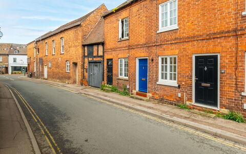 Three Storeys in Newent: Pared, Ventana, Edificio, Superficie De La Carretera, Amarillo, Enladrillado, La Carretera, Calle, Ladrillo, Barrio