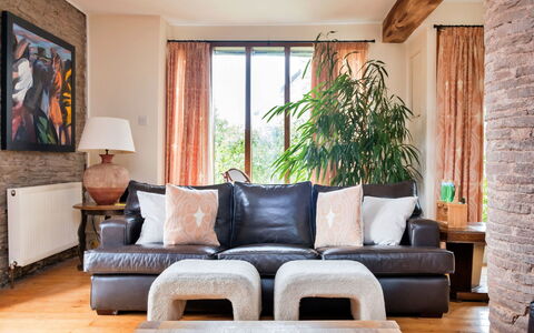 New Lodge Granary: Mueble, Diseño De Interiores, Sofá, Piso, Madera, Sala, Suelo, Habitación, Casa, Textil