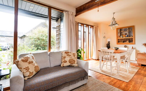 New Lodge Granary: Mueble, Diseño De Interiores, Sofá, Piso, Pared, Suelo, Madera, Habitación, Sala, Techo