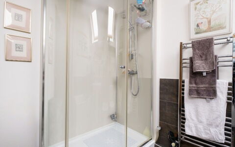 New Lodge Granary: Baño, Arreglo De Tubería, Diseño De Interiores, Plomería, Ducha, Suelo, Grifo, Puerta De La Ducha, Lavabo, Espejo