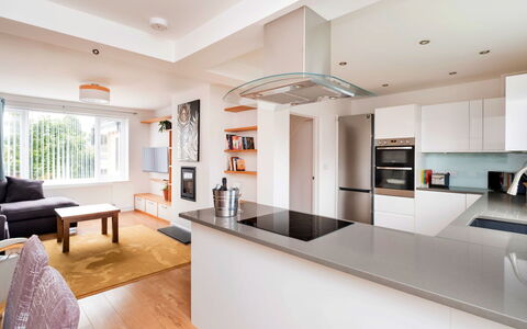 Elizabeth House: Mueble, Diseño De Interiores, Cocina, Mostrador, Piso, Suelo, Aparato De Cocina, Gabinetes, Lámpara, Techo