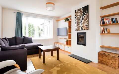 Elizabeth House: Mueble, Diseño De Interiores, Piso, Pared, Suelo, Madera, Sofá, Habitación, Techo, Sala