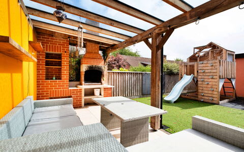Elizabeth House: Madera, Mueble, Jardín, Mueble Para Exteriores, Patio Interior, Sombra, Manchas De Madera, Patio, Silla, Yarda