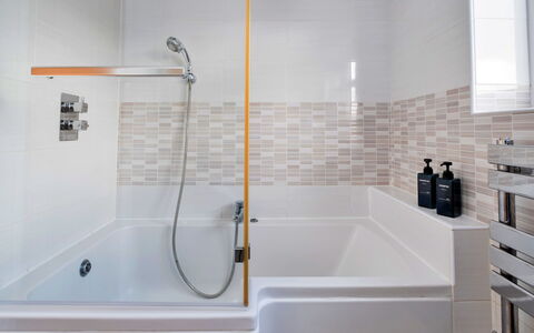 Elizabeth House: Baño, Arreglo De Tubería, Bañera, Piso, Diseño De Interiores, Suelo, Grifo, Plomería, Ducha, Alcachofa De La Ducha