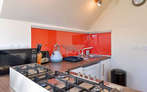 Canal Central: Cocina, Mostrador, Aparato De Cocina, Electrodoméstico, Diseño De Interiores, Estufa De Cocina, Techo, Gabinetes, Piso, Estufa