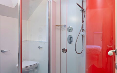 Canal Central: Baño, Arreglo De Tubería, Piso, Lavabo Del Baño, Diseño De Interiores, Plomería, Suelo, Grifo, Ducha, Lavabo