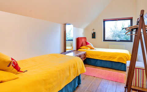 Canal Central: Diseño De Interiores, Madera, Piso, Techo, Suelo, Mueble, Habitación, Habitación, Casa, Cama