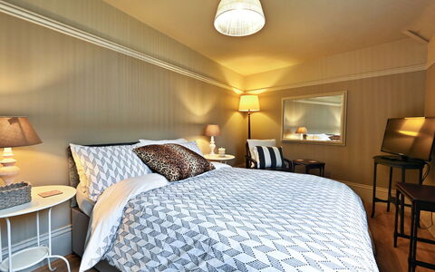 St Germain'S Annexe: Cama, Diseño De Interiores, Mueble, Habitación, Lecho, Sábana, Linos, Suelo, Techo, Madera