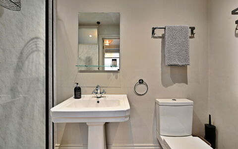 St Germain'S Annexe: Baño, Arreglo De Tubería, Pared, Diseño De Interiores, Piso, Asiento Del Baño, Lavabo, Suelo, Baño, Lavabo Del Baño