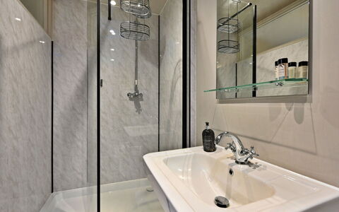 St Germain'S Annexe: Baño, Arreglo De Tubería, Diseño De Interiores, Piso, Pared, Suelo, Lavabo, Lavabo Del Baño, Espejo, Grifo