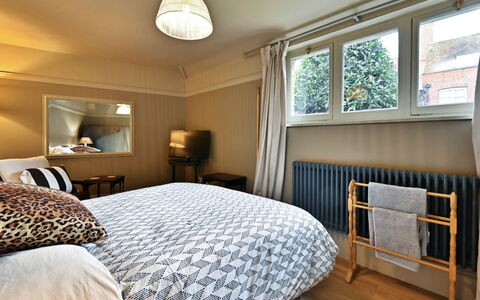 St Germain'S Annexe: Cama, Mueble, Lecho, Diseño De Interiores, Habitación, Sábana, Pared, Suelo, Piso, Linos
