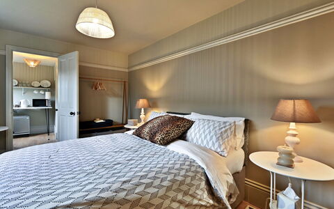 St Germain'S Annexe: Cama, Diseño De Interiores, Habitación, Lecho, Sábana, Mueble, Techo, Madera, Linos, Piso