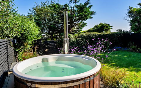 Firethorn: Bañera, Arreglo De Tubería, Material Compuesto, Jacuzzi, Jardín, Manchas De Madera, Diseño, Yarda, Madera Dura