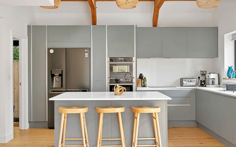 Firethorn: Mueble, Cocina, Aparato De Cocina, Mostrador, Diseño De Interiores, Piso, Gabinetes, Electrodoméstico, Madera, Suelo