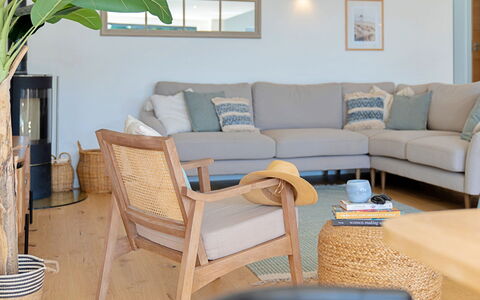 Firethorn: Mueble, Madera, Diseño De Interiores, Sofá, Sala, Piso, Suelo, Casa, Comodidad, Arrojar La Almohada