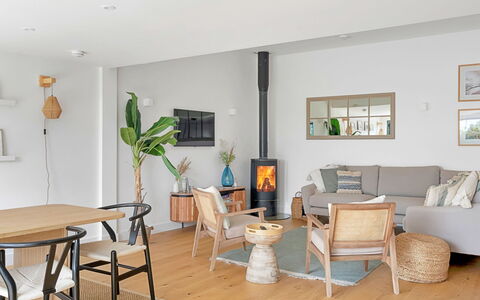 Firethorn: Mueble, Diseño De Interiores, Piso, Madera, Suelo, Sala, Silla, Mesa, Sofá, Suelos De Madera