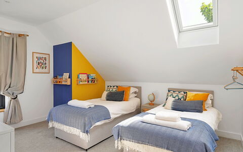 Firethorn: Cama, Mueble, Habitación, Diseño De Interiores, Lecho, Sábana, Madera, Techo, Amarillo, Linos