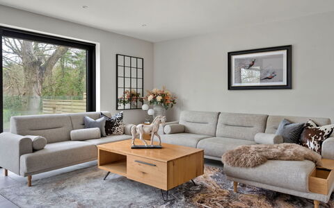 Orchard Rise: Mueble, Sofá, Piso, Diseño De Interiores, Sala, Suelo, Mesa, Arrojar La Almohada, Suelos De Madera