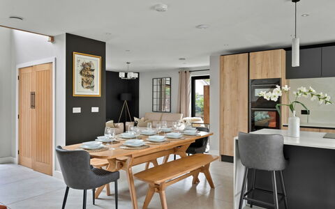 Orchard Rise: Mueble, Diseño De Interiores, Piso, Silla, Comedor, Mesa, Cocina Y Comedor Mesa, Suelo, Madera, Habitación