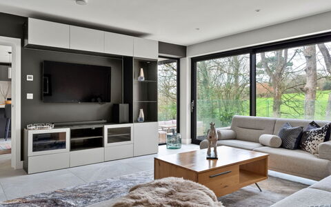 Orchard Rise: Mueble, Diseño De Interiores, Piso, Televisión, Estante, Suelo, Estantería, Madera, Sala, Set De Televisión