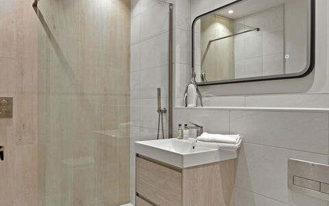 Orchard Rise: Piso, Baño, Arreglo De Tubería, Diseño De Interiores, Pared, Suelo, Grifo, Plomería, Espejo, Lavabo
