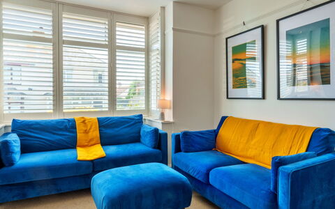 Bude Bolthole: Sofá, Mueble, Diseño De Interiores, Sala, Departamento, Arrojar La Almohada, Suelo, Piso, Amortiguar