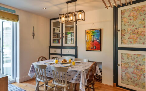 Bude Bolthole: Mueble, Diseño De Interiores, Pared, Piso, Madera, Comedor, Techo, Lámpara, Silla, Mesa