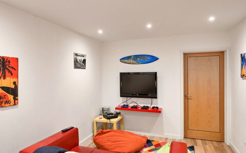 Bude, Upper Deck: Mueble, Diseño De Interiores, Pared, Habitación, Madera, Piso, Techo, Suelo, Marco, Encendiendo