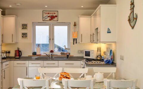 Bude, Upper Deck: Mueble, Diseño De Interiores, Cocina, Piso, Techo, Madera, Lámpara, Silla, Encendiendo, Habitación
