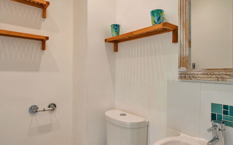 Bude, Upper Deck: Diseño De Interiores, Arreglo De Tubería, Baño, Piso, Suelo, Plomería, Grifo, Habitación, Loseta, Manchas De Madera