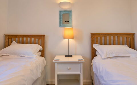 Bude, Upper Deck: Cama, Mueble, Habitación, Lecho, Pared, Sábana, Diseño De Interiores, Madera, Suelo, Habitación