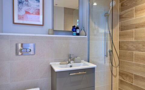 Perrantide: Piso, Baño, Pared, Arreglo De Tubería, Diseño De Interiores, Suelo, Mueble De Baño, Lavabo Del Baño, Lavabo, Gabinetes