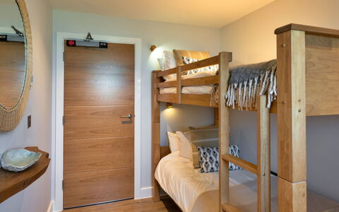 Perrantide: Mueble, Cama, Litera, Habitación, Diseño De Interiores, Madera, Piso, Lecho, Suelo, Habitación