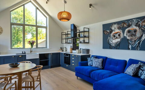 The Cart Shed: Mueble, Diseño De Interiores, Piso, Sofá, Madera, Techo, Suelo, Sala, Habitación, Casa