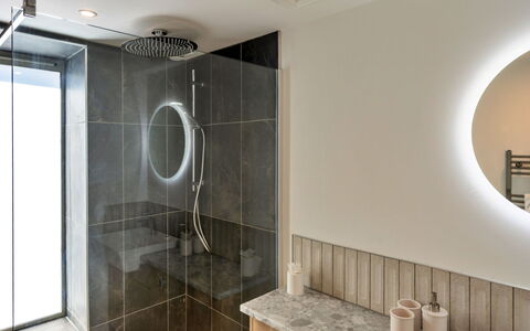 The Cart Shed: Diseño De Interiores, Arreglo De Tubería, Piso, Baño, Techo, Encendiendo, Suelo, Lámpara, Plomería, Espejo