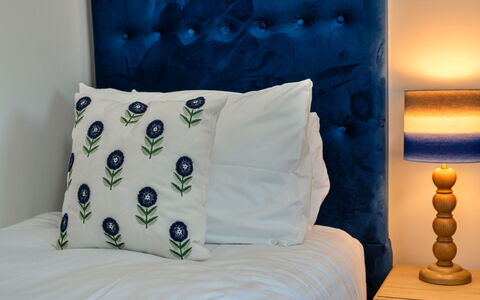 The Cart Shed: Azul, Mueble, Habitación, Linos, Textil, Cama, Arrojar La Almohada, Diseño De Interiores, Amortiguar, Almohada