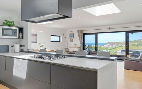 Tregarden: Cocina, Aparato De Cocina, Mostrador, Diseño De Interiores, Electrodoméstico, Electrodoméstico, Piso, Gabinetes, Estufa De Cocina, Mueble