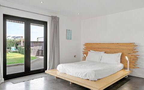Tregarden: Mueble, Cama, Habitación, Madera, Piso, Suelo, Diseño De Interiores, Sábana, Lecho, Linos