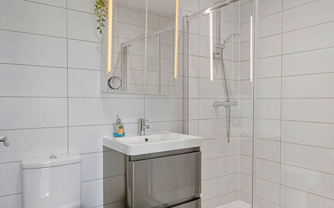 Tregarden: Piso, Diseño De Interiores, Arreglo De Tubería, Baño, Suelo, Baño, Plomería, Loseta, Grifo, Vaso