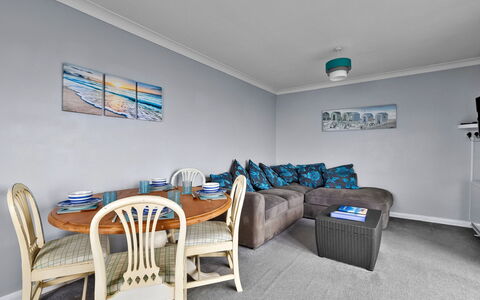 Sea Thrift at Widemouth Bay: Piso, Diseño De Interiores, Suelo, Mueble, Techo, Habitación, Departamento, Sala, Sofá