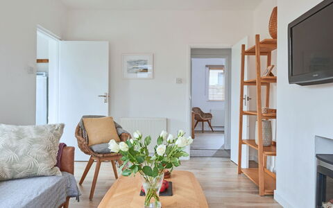 Templemore: Mueble, Diseño De Interiores, Piso, Pared, Suelo, Madera, Habitación, Techo, Sala, Sofá
