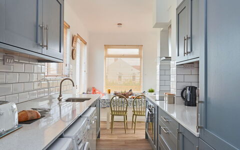 Templemore: Diseño De Interiores, Piso, Cocina, Mostrador, Mueble, Gabinetes, Madera, Suelo, Aparato De Cocina, Techo