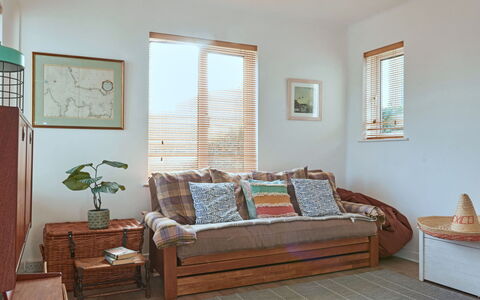 Templemore: Mueble, Diseño De Interiores, Sofá, Piso, Pared, Suelo, Madera, Amortiguar, Habitación, Sala