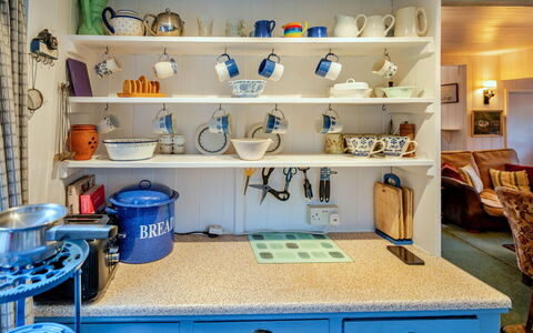 Millook Water: Azul, Mueble, Estante, Estantería, Diseño De Interiores, Madera, Cocina, Encendiendo, Vajilla, Gabinetes