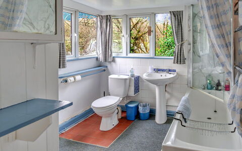 Millook Water: Arreglo De Tubería, Lavabo, Diseño De Interiores, Piso, Grifo, Suelo, Plomería, Baño, Lavabo Del Baño, Habitación