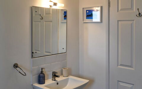 Trecane: Lavabo Del Baño, Pared, Arreglo De Tubería, Lavabo, Grifo, Plomería, Diseño De Interiores, Espejo, Baño, Habitación