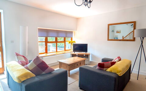 Rosemary Cottage at Widemouth Bay: Mueble, Diseño De Interiores, Pared, Piso, Sofá, Madera, Habitación, Techo, Suelo, Sala
