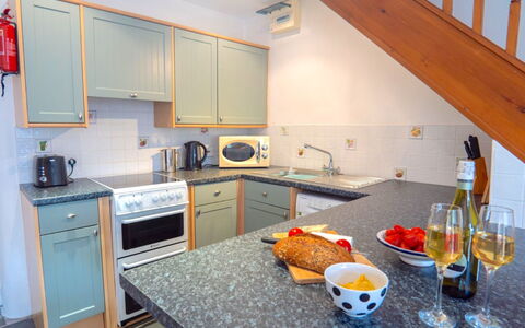 Rosemary Cottage at Widemouth Bay: Cocina, Mostrador, Aparato De Cocina, Electrodoméstico, Fregadero, Gabinetes, Diseño De Interiores, Piso, Mueble, Lavabo