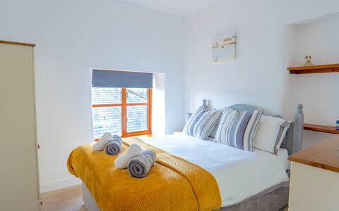 Rosemary Cottage at Widemouth Bay: Pared, Diseño De Interiores, Mueble, Madera, Suelo, Cama, Habitación, Piso, Sábana, Casa