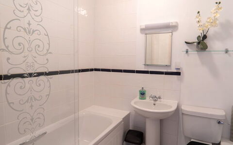Rosemary Cottage at Widemouth Bay: Baño, Arreglo De Tubería, Diseño De Interiores, Lavabo, Piso, Grifo, Lavabo Del Baño, Suelo, Plomería, Baño